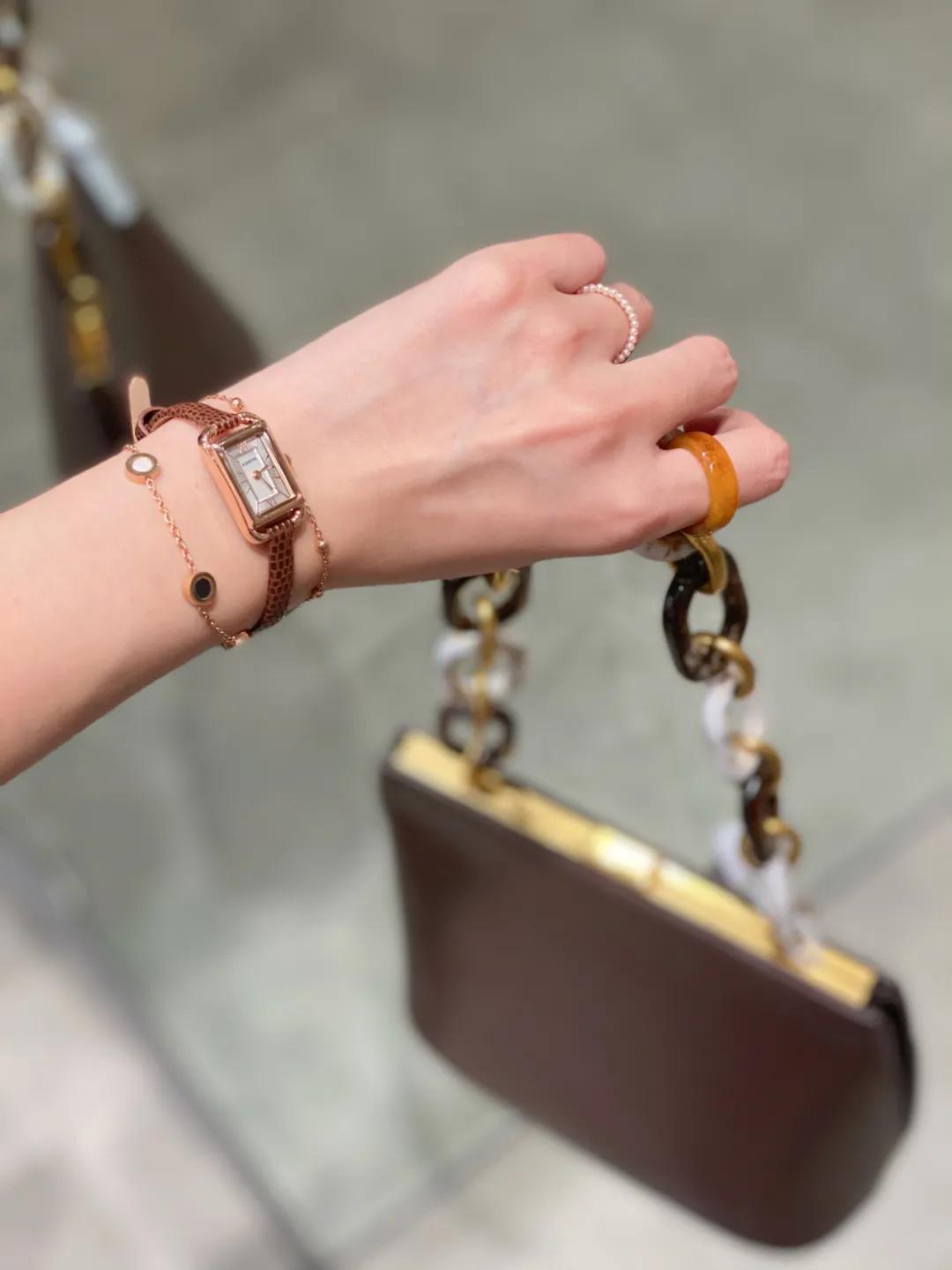 送这被夸有品位！三吉彩花同款腕表，女友戴了爱不释手