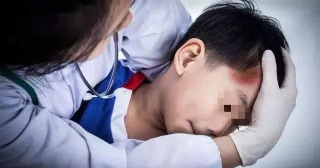 孩子摔倒后额头磕个大包怎么处理,女儿摔到脑袋