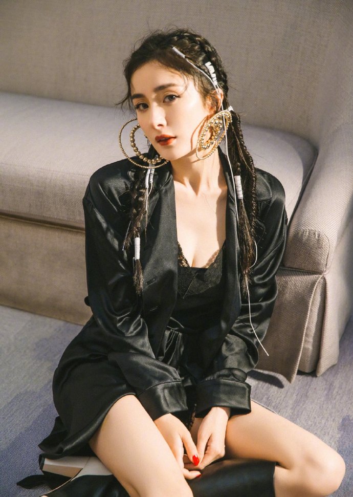 杨幂白蕾丝裙造型,杨幂蕾丝薄纱连衣裙穿搭