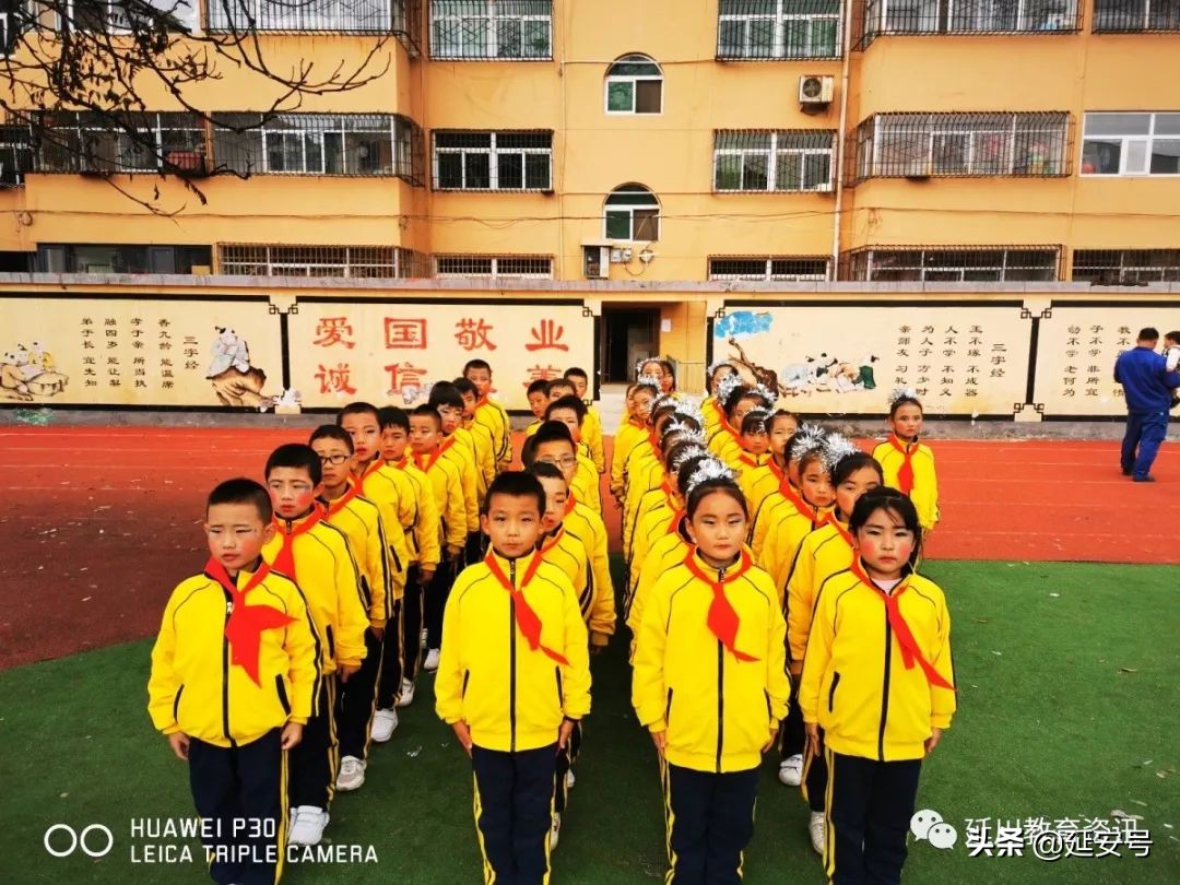 寒意袭人，红小娃却把口号声喊得震天响！