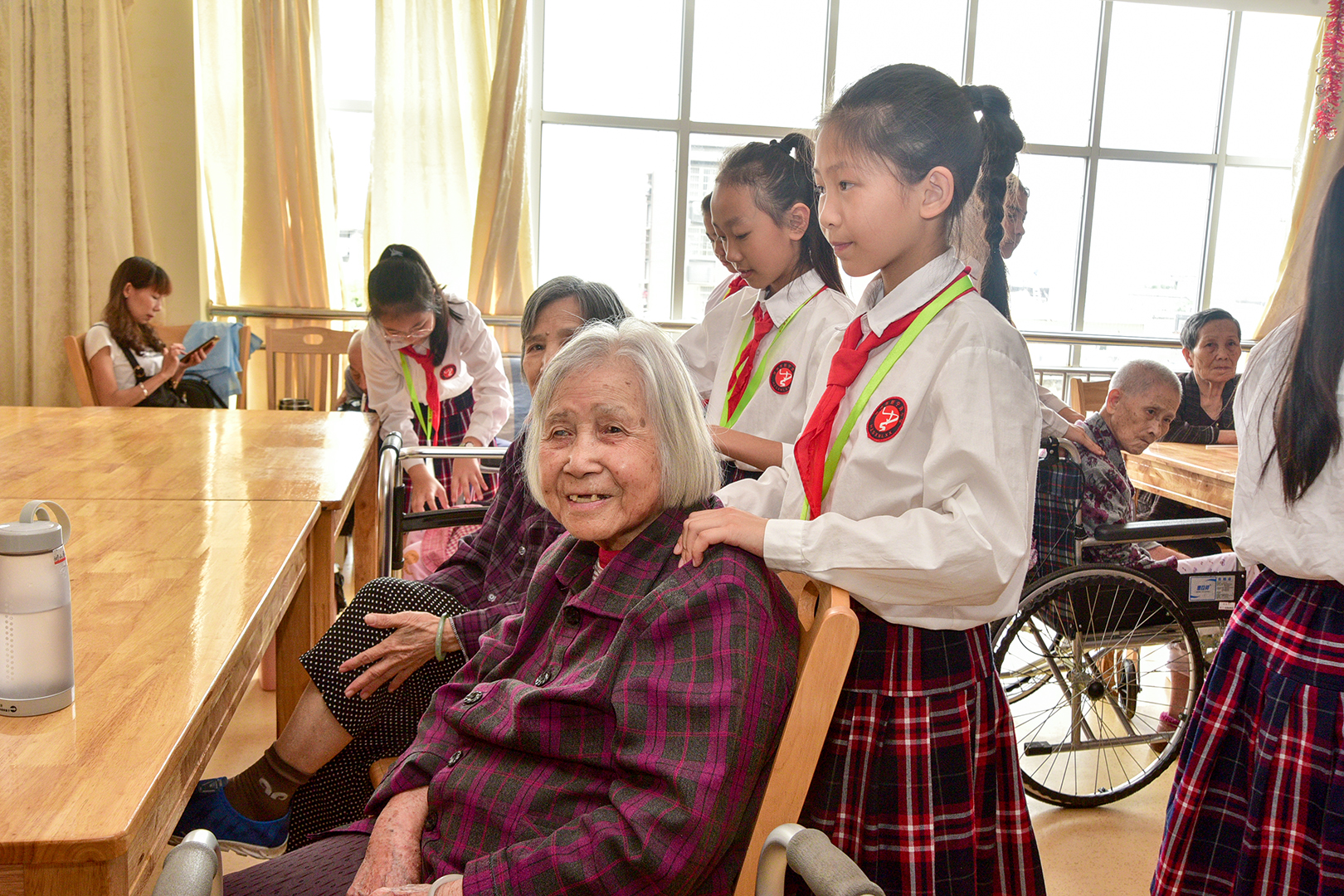 小学敬老孝贤月活动总结,尊老敬老教育活动报道