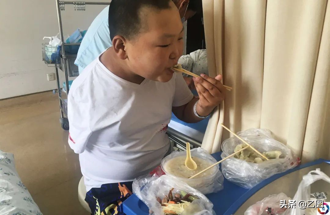 男孩手臂意外被断,男孩意外断臂急需救治