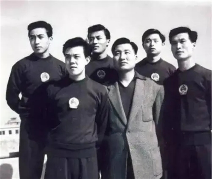 *小平邓**请贺龙担任国家体委主任，贺龙犹豫良久：毛主席的意见呢？