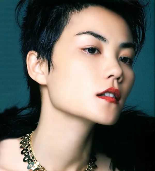 新年发型推荐齐肩发发量多,30-40岁适合发型男士圆脸发质细软