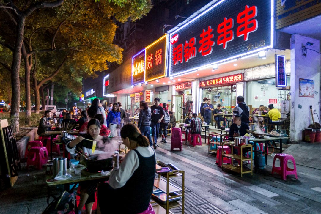 吃完整条恩施街，发现住在青山的才是人生赢家