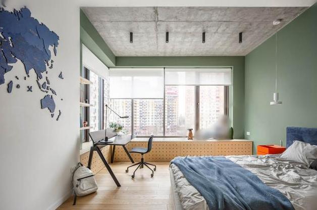 她将两套房子里头打通，客厅大到可以“踢足球”，网友：太豪气了