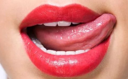 嘴唇干裂脱皮涂了润唇膏也没用,嘴唇干裂脱皮润唇膏女生推荐