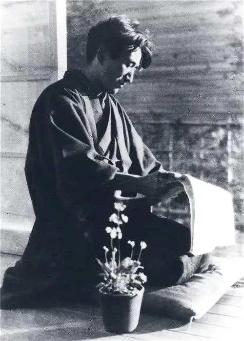 “生而为人，我很抱歉”，太宰治的一生，乃至今日，仍颇受争议