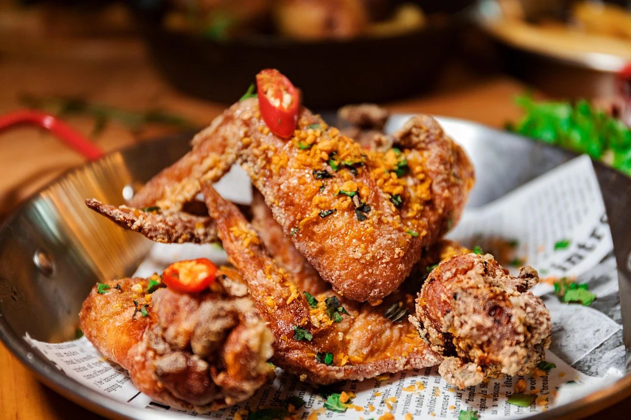 重庆第①家正版餐酒博物馆来了！1000+酒水，50+简餐，嗨翻16h