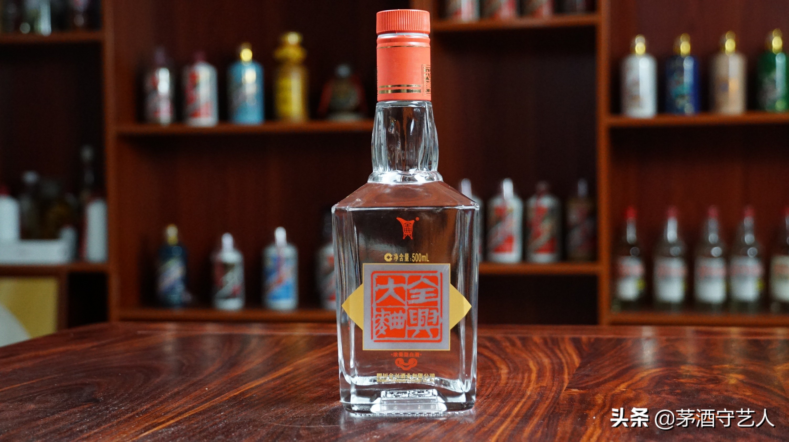 茅酒守艺人品酒绵竹大曲,茅酒守艺人品酒