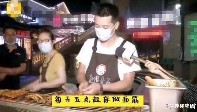 想靠摆地摊一年挣50万真的很难吗,90后男子摆地摊两个月赚7万