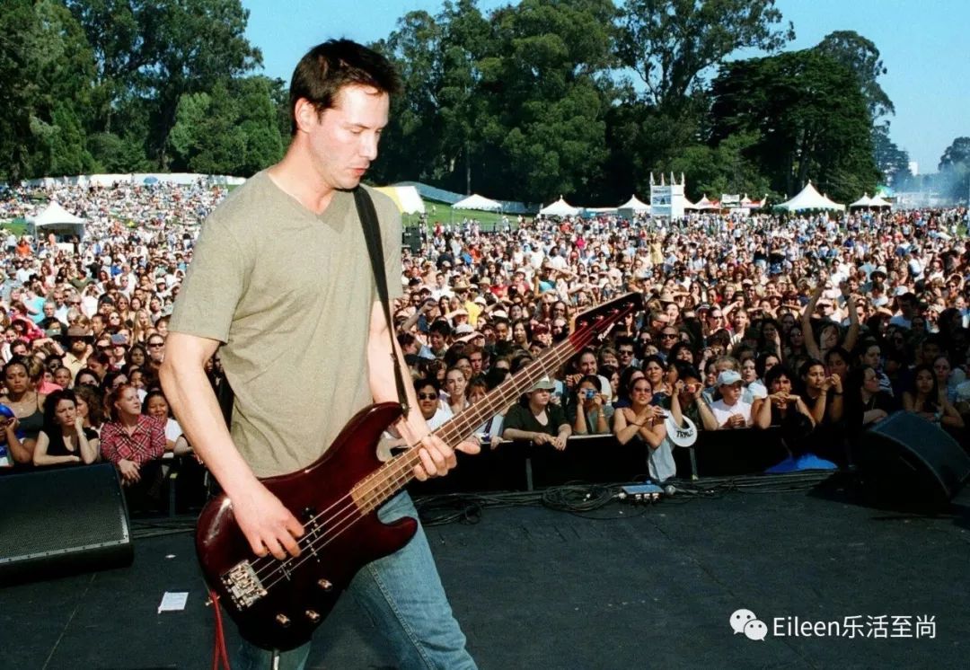 丧女失爱，辟谣无用，绝世美强惨基努·里维斯，放飞多年再遇真爱