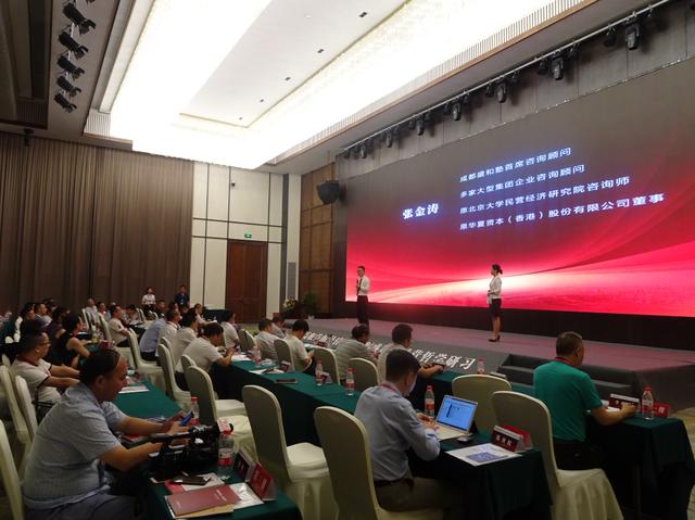 凤凰酒店差点被挤爆了！南充嘉陵这个企业家为啥要放这样的大招？