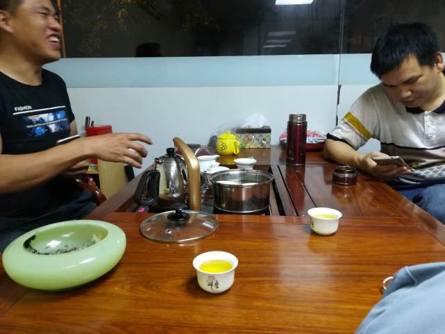 蜂蜜水和浓茶哪个解酒快,浓茶蜂蜜水酸奶哪个更解酒