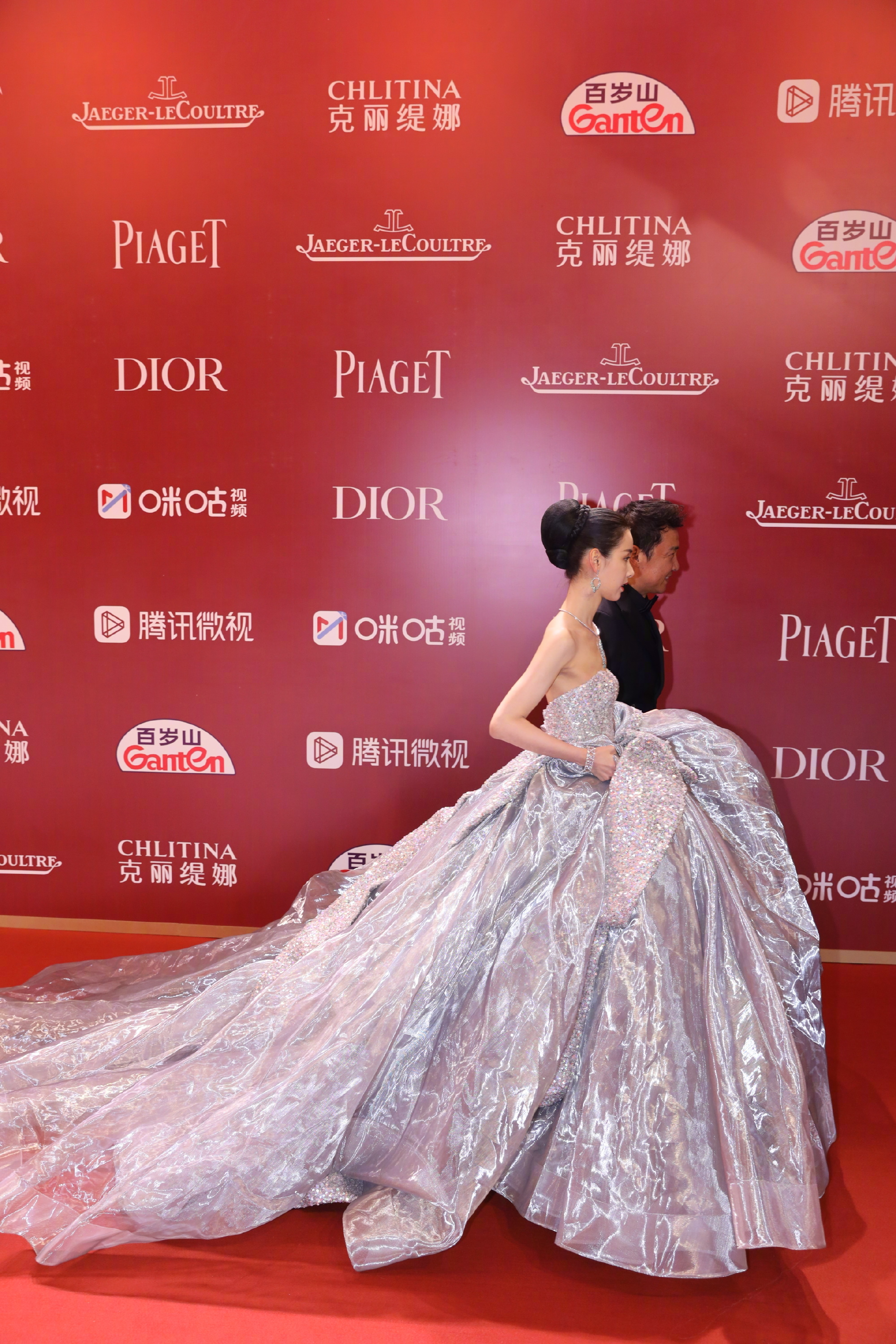 赵涛和周冬雨颁奖,赵涛周冬雨颁奖