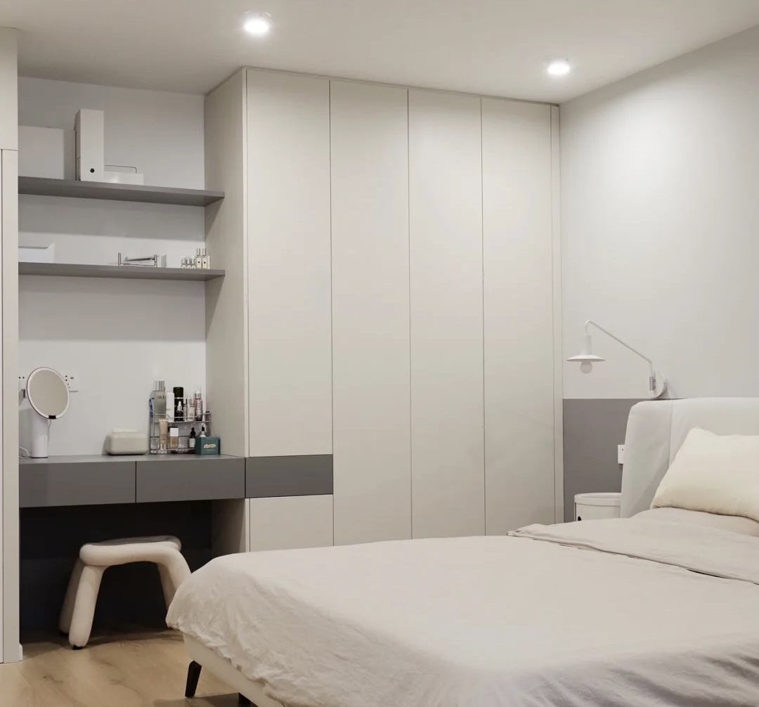 卧室整体定制衣柜与成品衣柜,新房子买成品衣柜还是定制衣柜