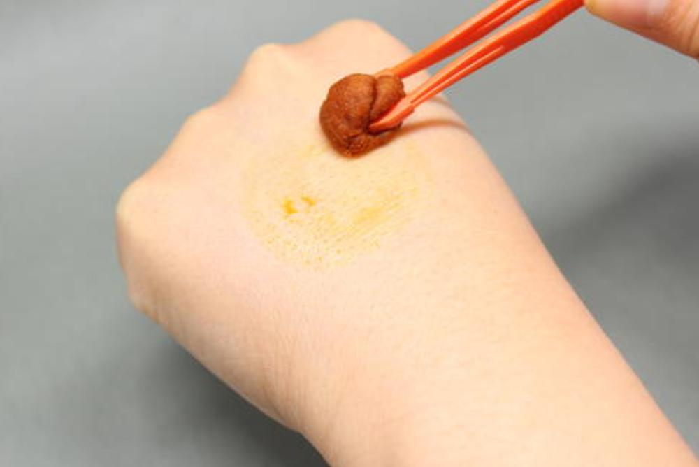 给孩子贴创可贴怎么不容易掉,小孩手受伤贴创可贴好还是不贴好