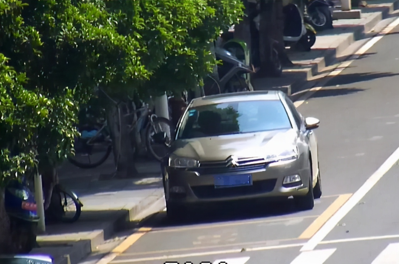 刮到路边违停的车，没注意开走了怎么办