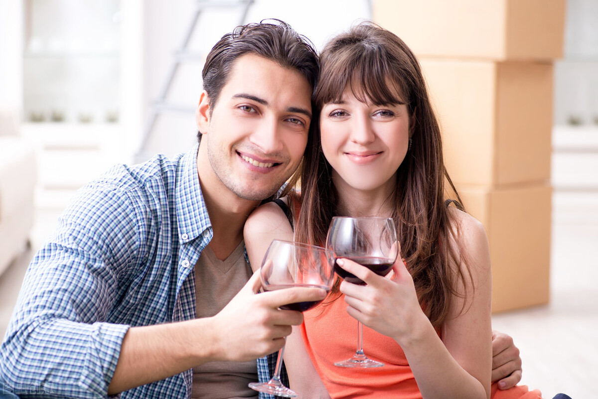 妻子谎称出差和情人约会,老婆谎称出差去旅游