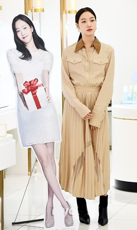 金高银穿搭丝绒裙,韩国美女穿黑丝绸连衣裙