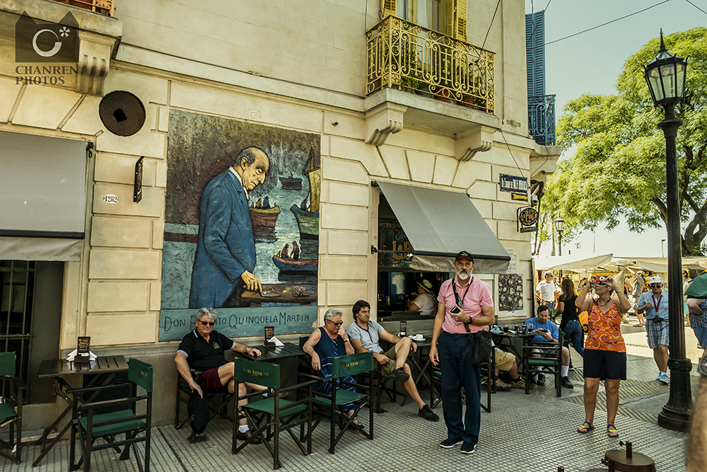 一个贩卖艺术和足球的彩色街区