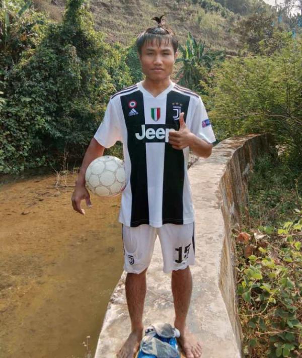 武磊14岁首秀,水里踢球男孩青训