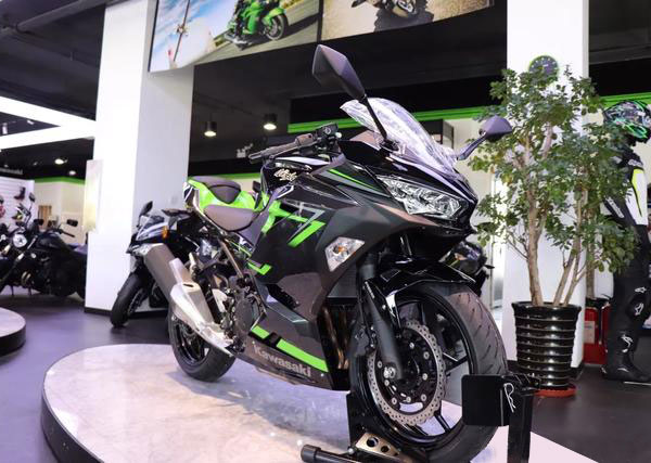 川崎小忍者400和黄龙600参数对比,川崎2023年忍者400还值得入手吗