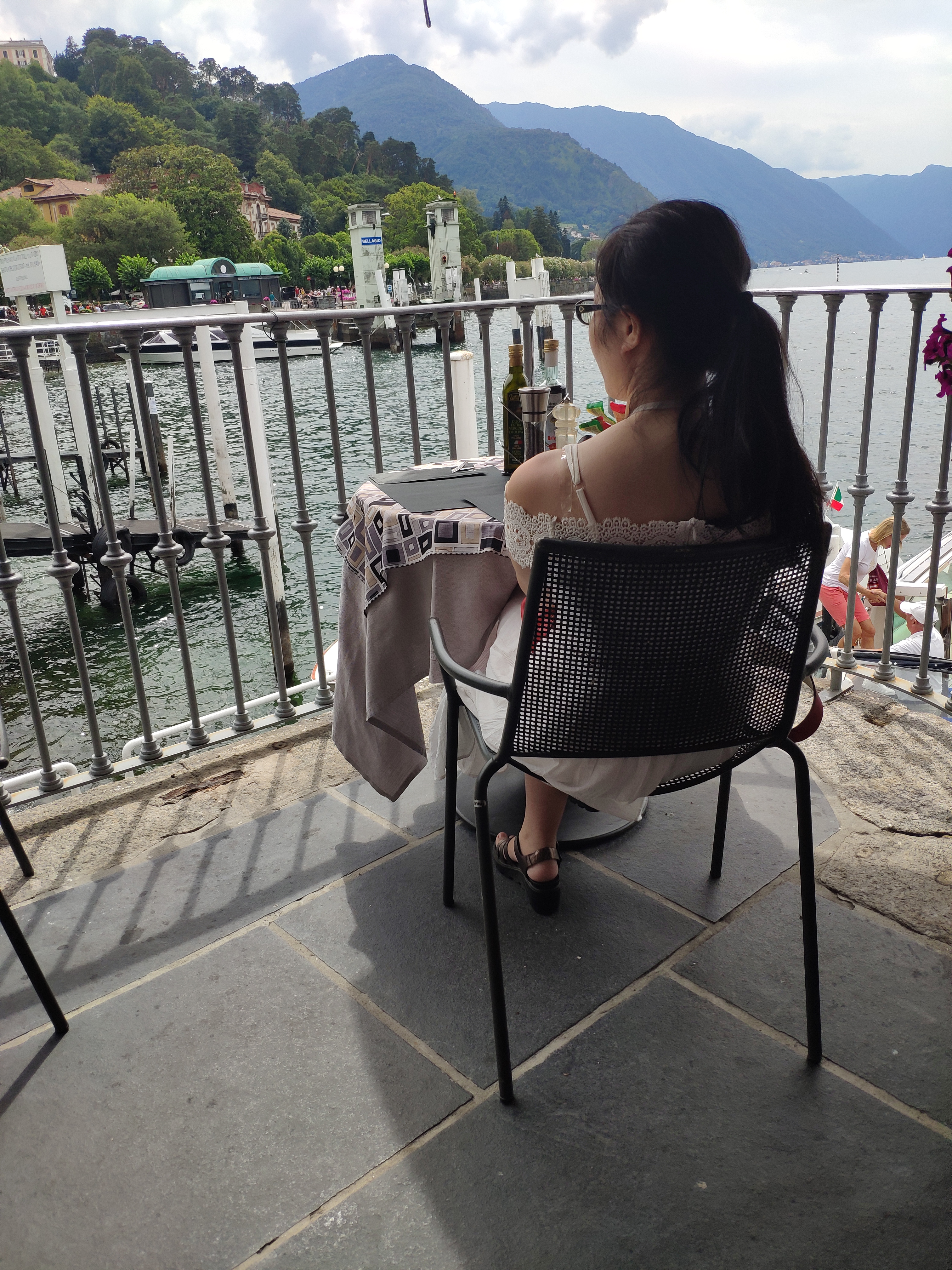 贝拉焦（Bellagio），意大利在左，瑞士在右，晨光熹微，岁月静好