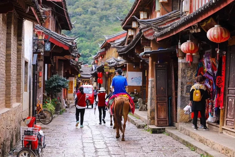 束河古镇和丽江哪个更值得去,丽江旅行住束河好还是丽江古城好