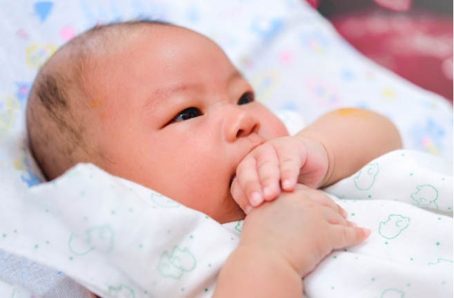 三个月大的宝宝吮手指需要制止吗,如何改掉婴儿吮手指习惯