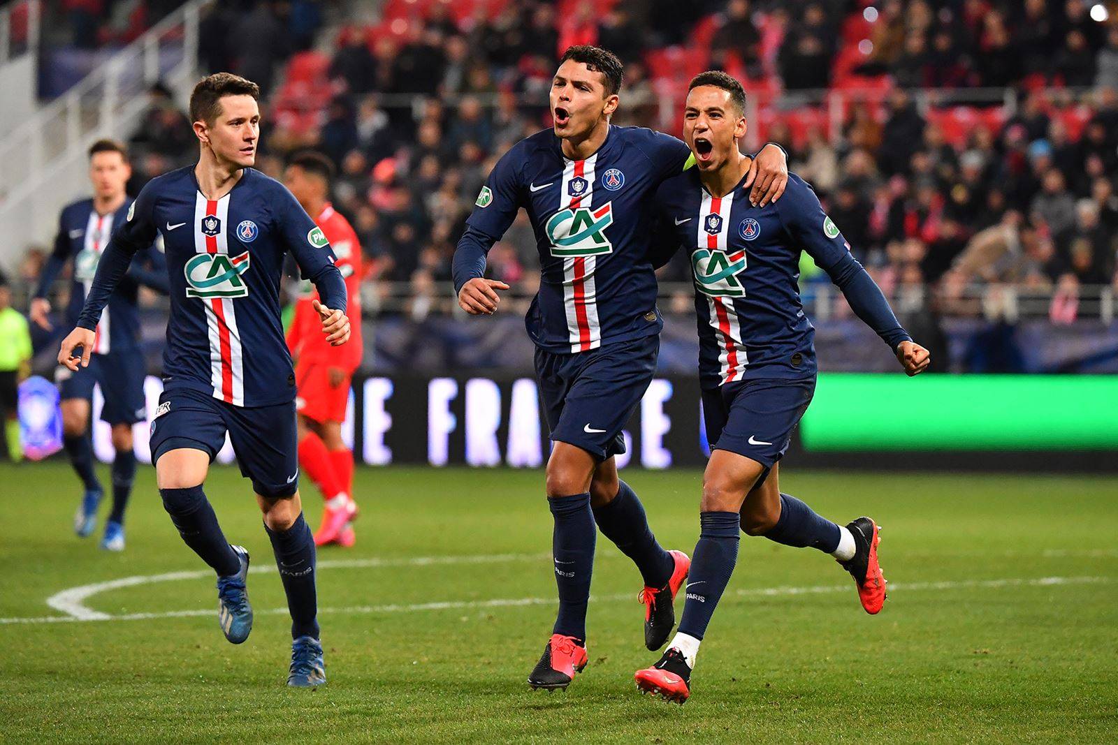 大巴黎3-1胜梅斯,大巴黎4-0第戎内马尔队长