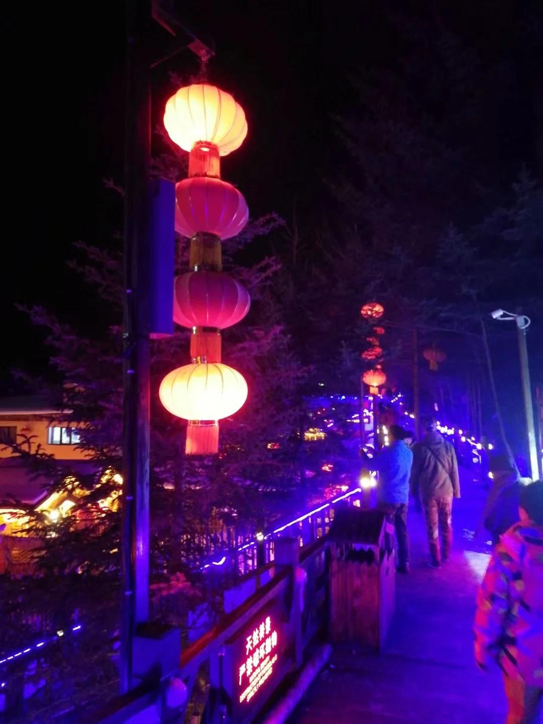 小小双峰冷凝紫气，壮美山河雪掩行踪