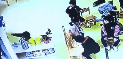 异物卡喉咙怎么救,婴幼儿呼吸道异物拍背急救法