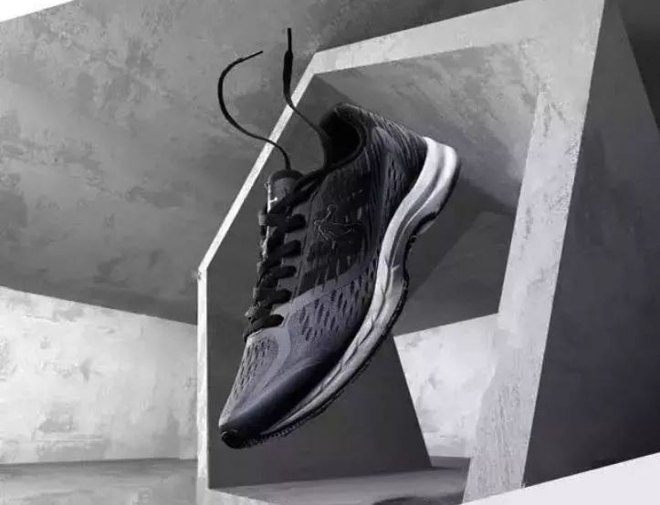 还记得第一双跑鞋吗,还记得第一双碳板跑鞋吗