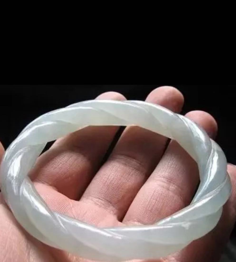 翡翠手镯基本知识大全,翡翠手镯的鉴赏方法和技巧