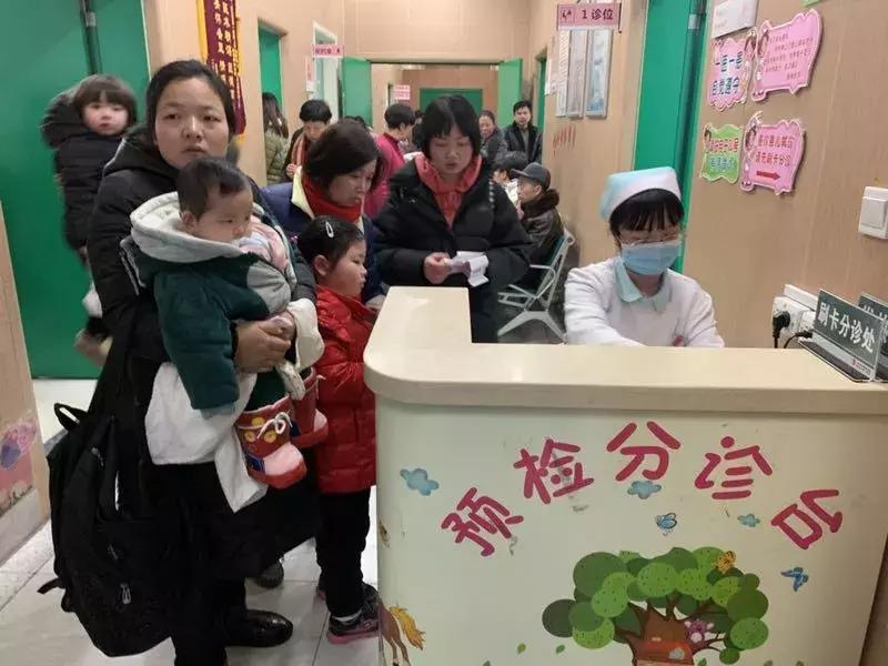 eb病毒感染和单纯疱疹病毒有关吗,eb病毒感染和扁桃体发炎区别