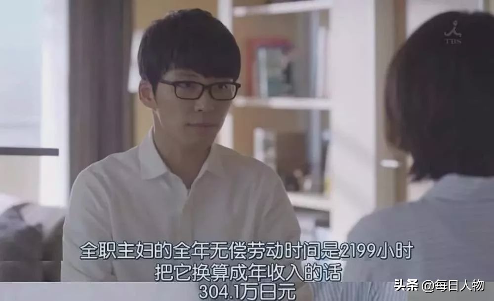 妻子发工资让丈夫全职带娃,月薪两万仍不够花,全职爸爸容易吗?