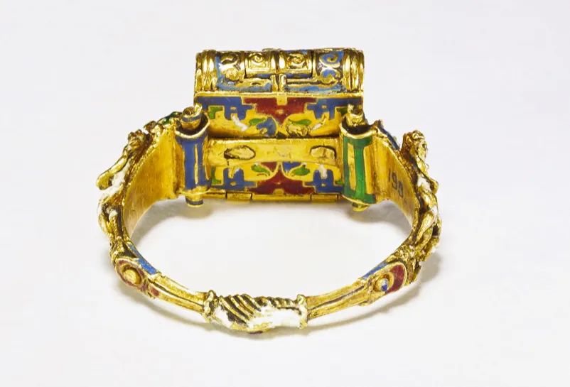 珍珠当牙签，红宝石镶圣经，还是Gucci和香奈儿的灵感缪斯