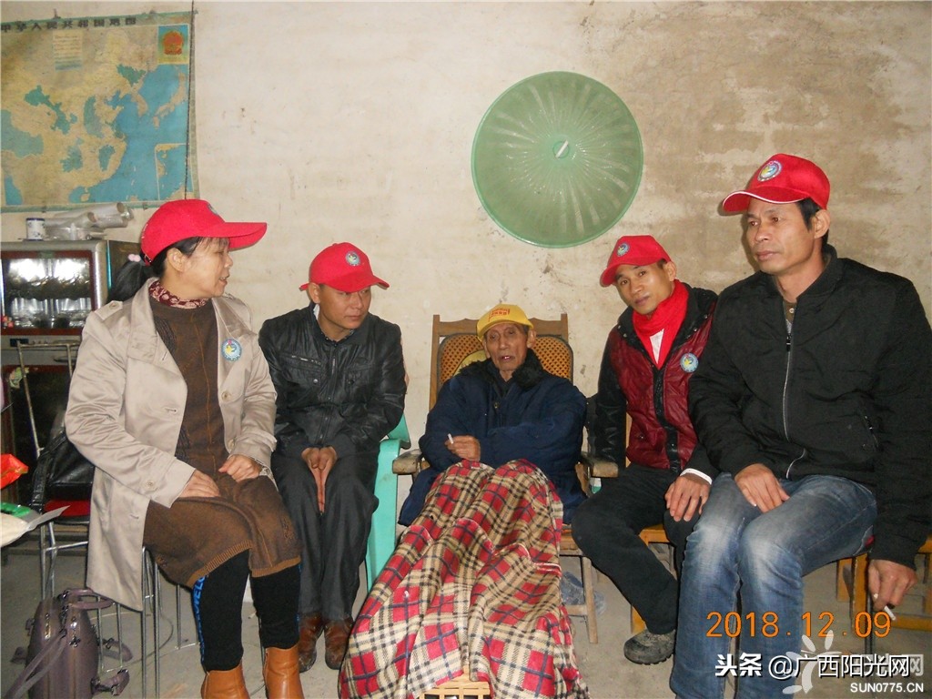 爱心志愿者给老人过集体生日,志愿者为103岁抗战老兵庆生