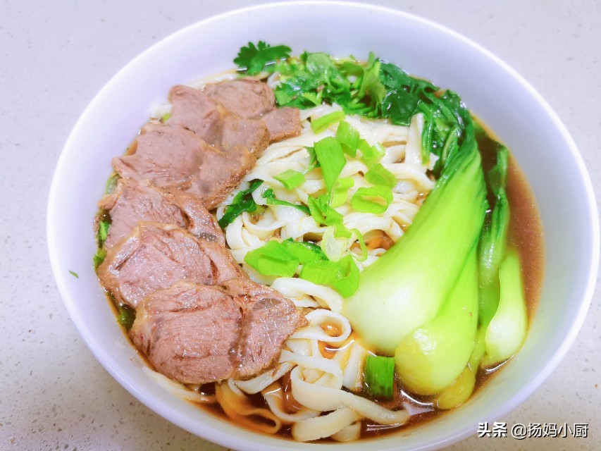 一清二白三红四绿五黄打三个字,一清二白四绿五黄