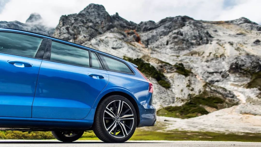 沃尔沃旅行车v60和v90碰撞测试,沃尔沃旅行车v6017年二手车价格