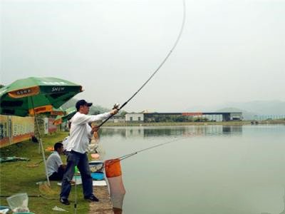 鲢鳙海竿怎么抛竿可以抛多远,海竿水怪钓鱼抛竿怎么抛