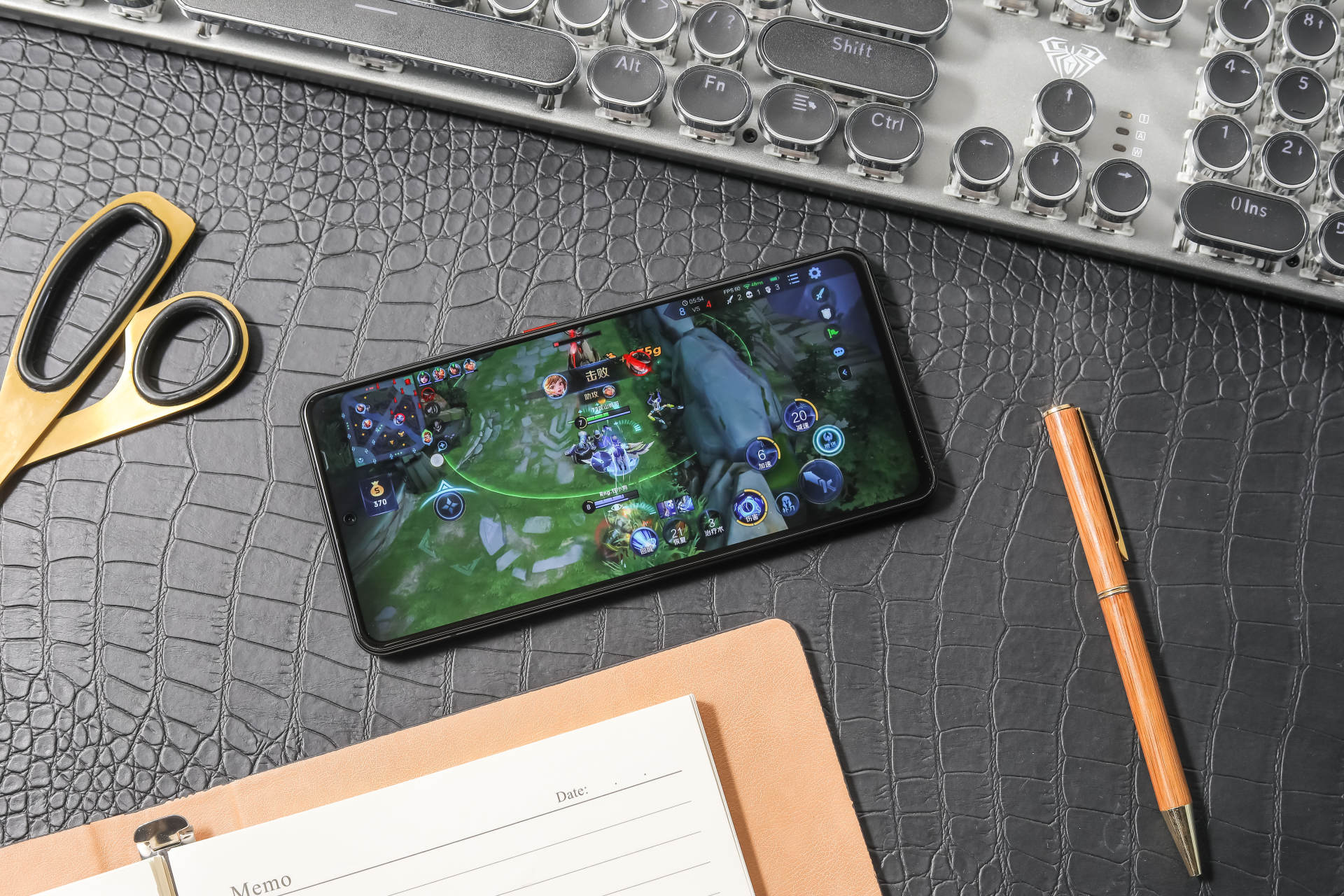 性能旗舰iQOO7游戏实测：王者满帧无压力，全感操控更沉浸