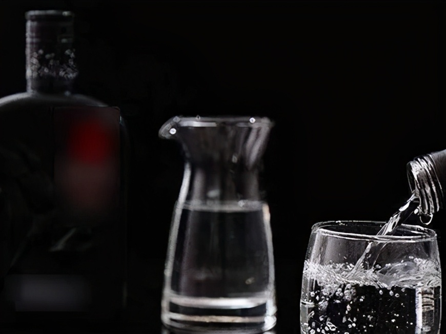 白酒知识喝完假酒什么症状,白酒喝完口干口渴是假酒吗