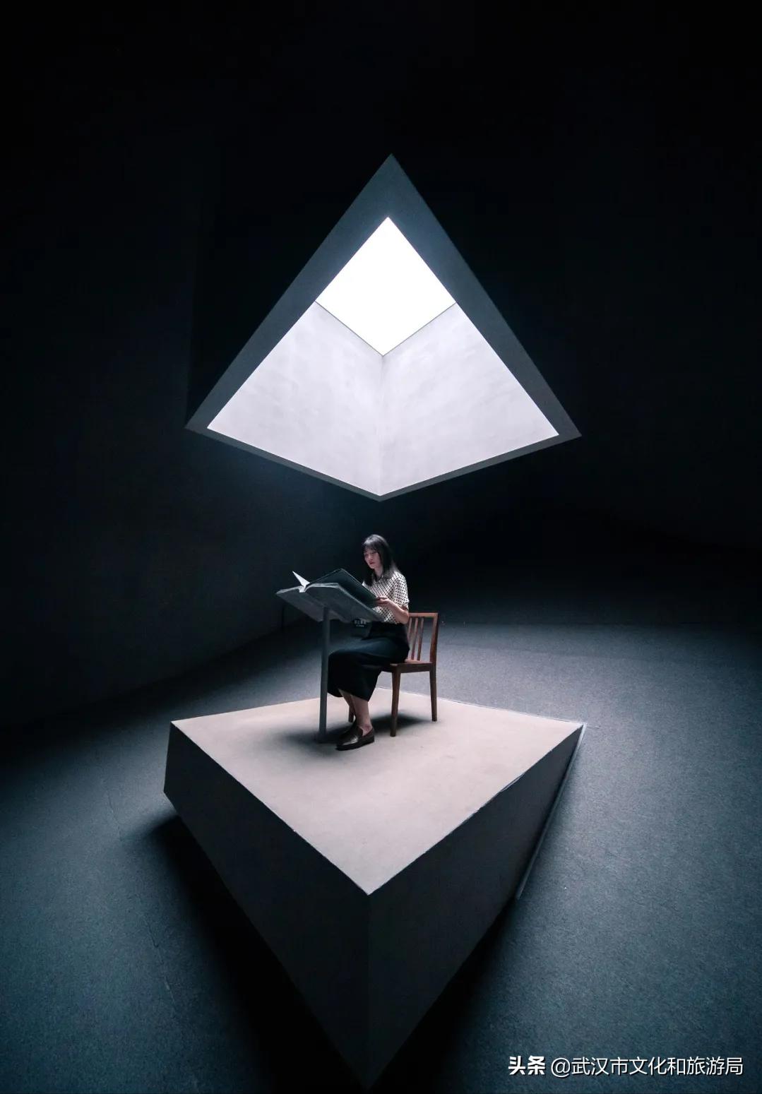 骑车给手机充电,武汉街头给手机充电路灯