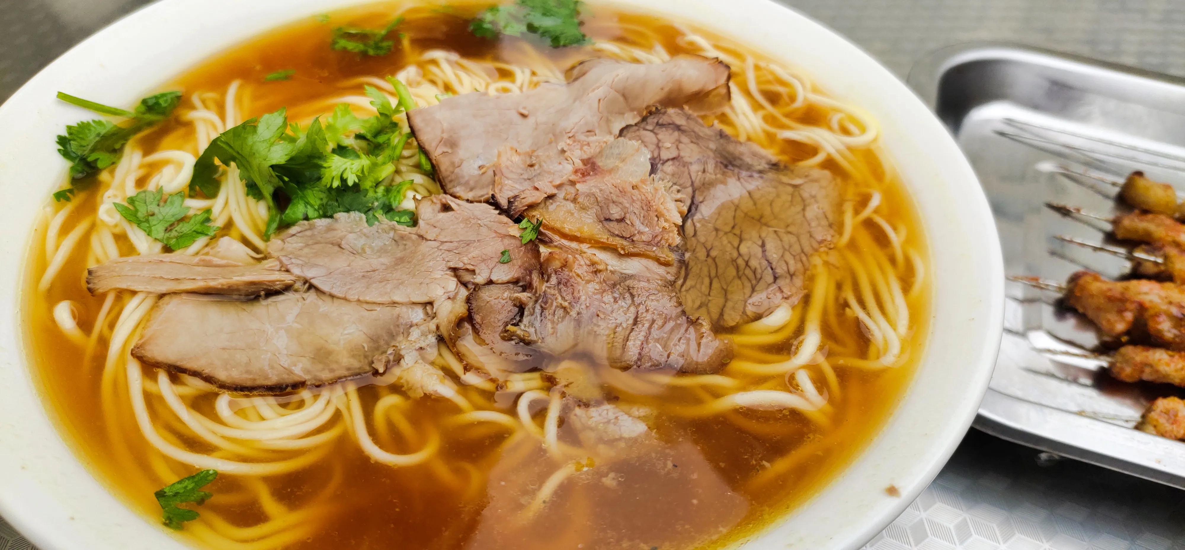 青岛黄汤拉面飘着绿色的油沫,青岛黄汤拉面