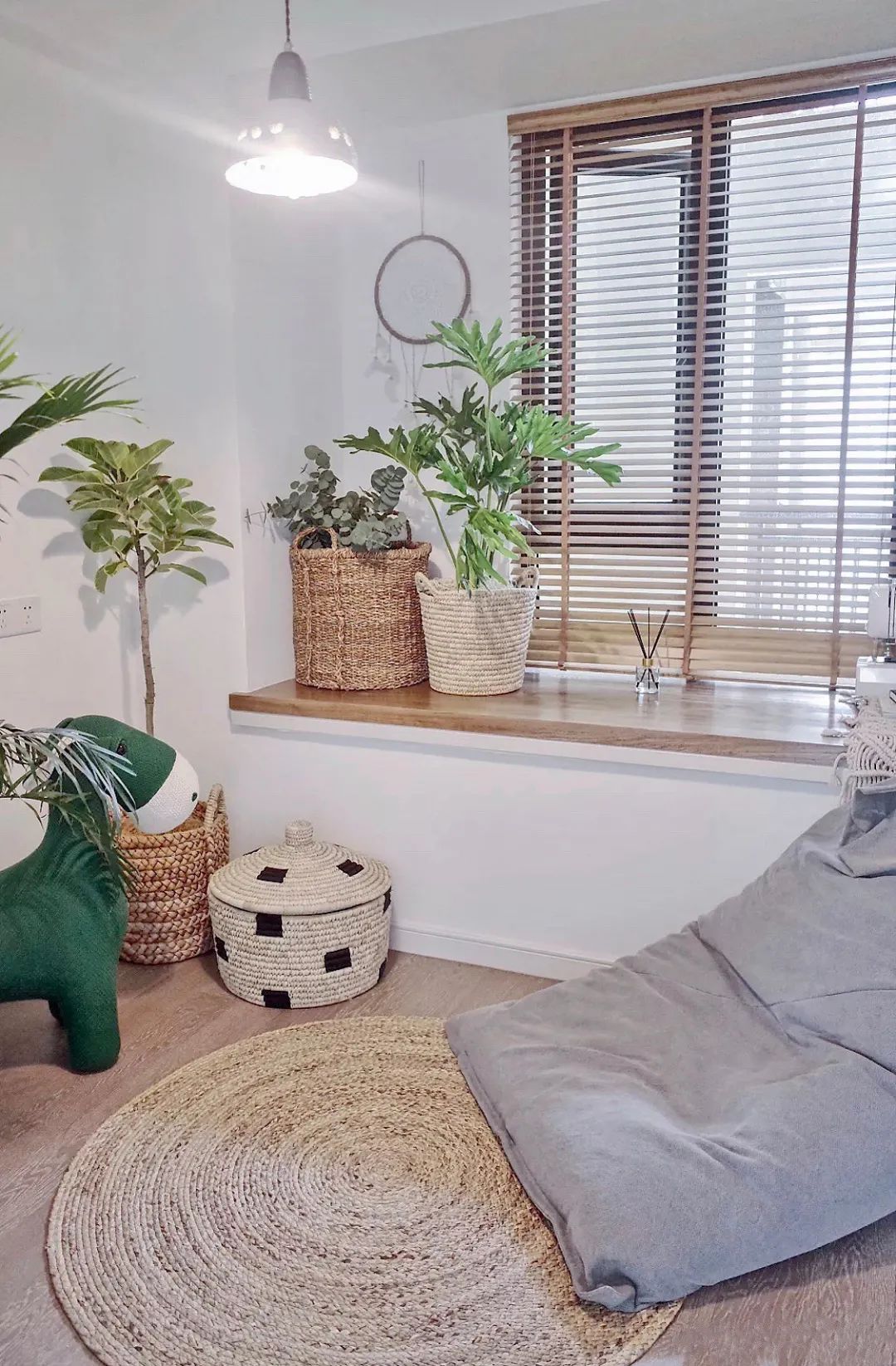 不顾后果砸掉飘窗,锤子砸下去瞬间,她们就后悔了