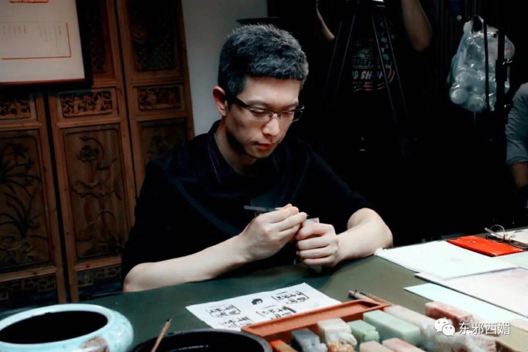 坐了八年冷板凳后逆袭成国宝级reader,第一次跪着看完直播!