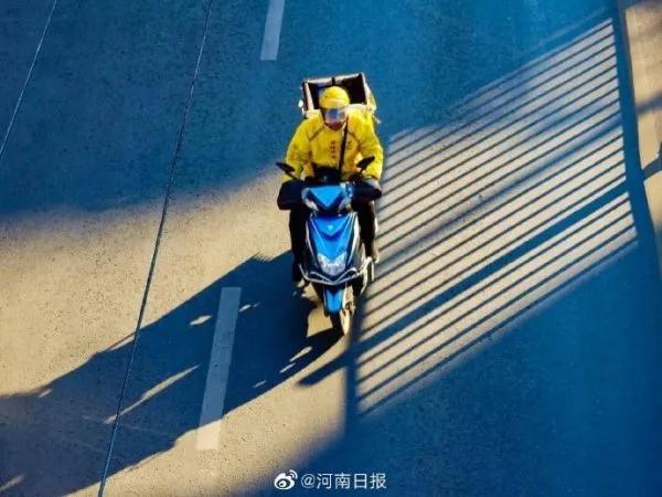 男子回应投诉快递员遭上门殴打,男子投诉被快递员殴打后续处理