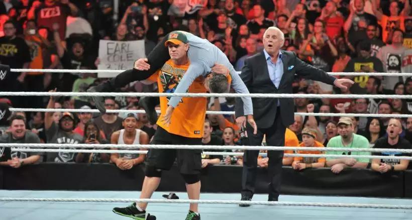 拳王暴打wwe,施瓦辛格一拳打倒wwe